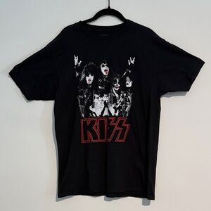 Kiss Tee